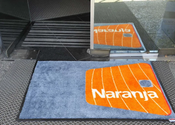 alfombra calada tarjeta naranja